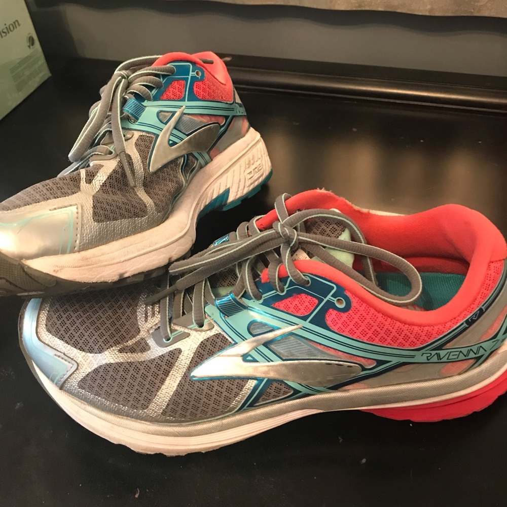 Brooks Ravenna 7 running shoes, size 9
